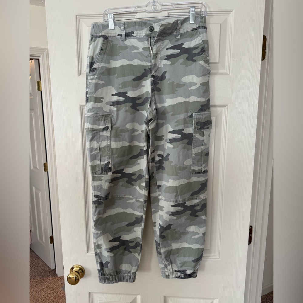 American Eagle baggy camo joggers, size 10